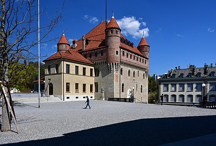 Le château Saint-Maire et son esplanade.