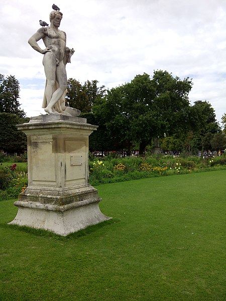 File:Estatua en el Jardín de las Tullerías, París, 2014.jpg