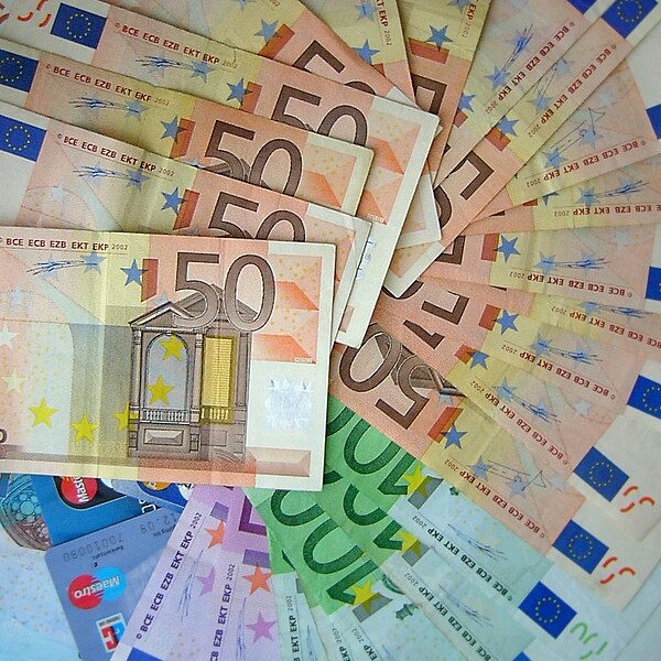 File:Euro bank notes centered (50s, 100s, 500s), maestro card, master card — Mattes 2006-05-12.jpg