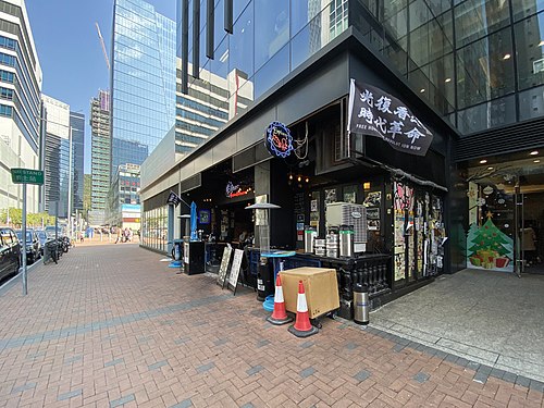 沙田石门一间“黄店”内摆放“光复香港，时代革命”旗和贴满连侬墙