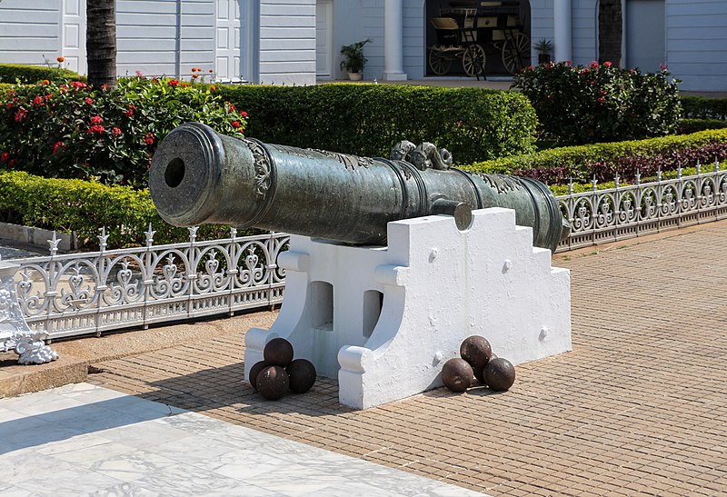 à¤¸à¤žà¥à¤šà¤¿à¤•à¤¾:Falaknuma Palace 07 - Cannon.jpg