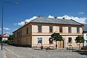 Čeština: Fara, Kašperské Hory, okres Klatovy. English: Rectory, Kašperské Hory, Klatovy District, Czechia. This is a photo of a cultural monument of the Czech Republic, number: 14974/4-3033. Památkový katalog  · MIS  · hledat obrázky  · hledat seznamy  · Wikidata