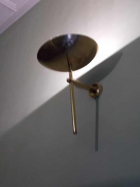 File:Fejér György utca 10, wall lamp, 2019 Belváros-Lipótváros.jpg