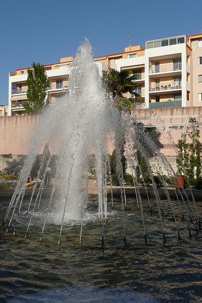 File:Fontaine du parc de la légion d'honneur à Salon-de-Provence.JPG