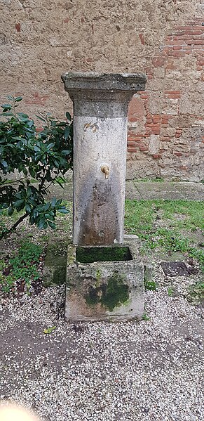 File:Fontanella in Largo Cacioli (Chiusi).jpg