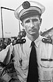 Photographie noir et blanc d'un homme officier de marine de face en buste.