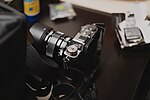 Miniatuur voor Bestand:Fujifilm X-T3 and 16mm lens being opened 03.jpg