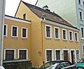 Wohnhaus in geschlossener Bebauung und Granittrog