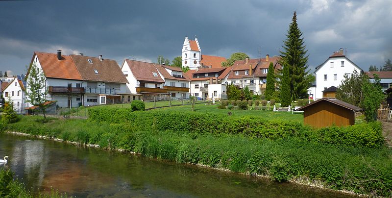 File:Gammertingen - Lauchert mit Stadtansicht und Kirche.jpg