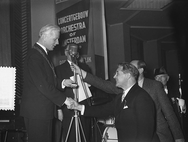 File:Gemeentebestuur ontvangt Concertgebouworkest na tournee door de Verenigde Staten, Bestanddeelnr 906-9112.jpg