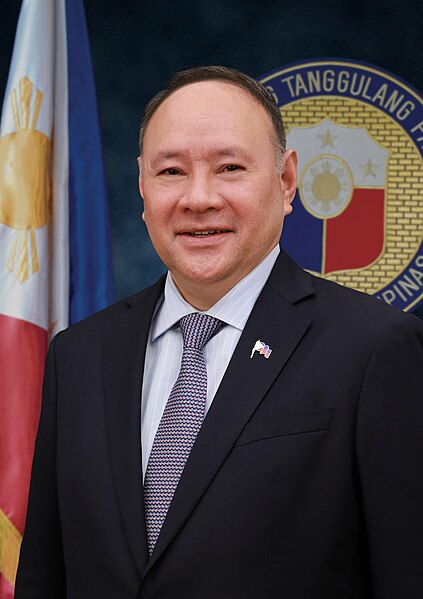 File:Gilbert Teodoro, 2023 official portrait.jpg