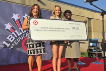 Mendler visitando una escuela en Baltimore, Maryland, para donar 25.000 dólares a la campaña de Target, en 2012.