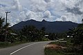 Bahasa Indonesia: Gunung Rian, gunung tertinggi di Kabupaten Tana Tidung, Kalimantan Utara, dilihat dari jalan poros Trans Kalimantan.