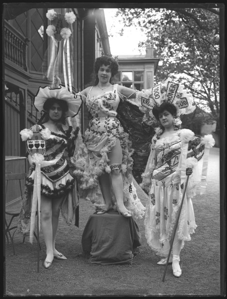 File:Gurli Karlsson, Therese Hertzberg and Anna Rundblad in the revue Bluff at Kristallsalongen 1905 - SMV - K002.tif