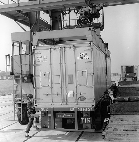 File:HUA-171585-Afbeelding van de overslag van containers op de Container Terminal Amsterdam in de Westhaven te Amsterdam.jpg