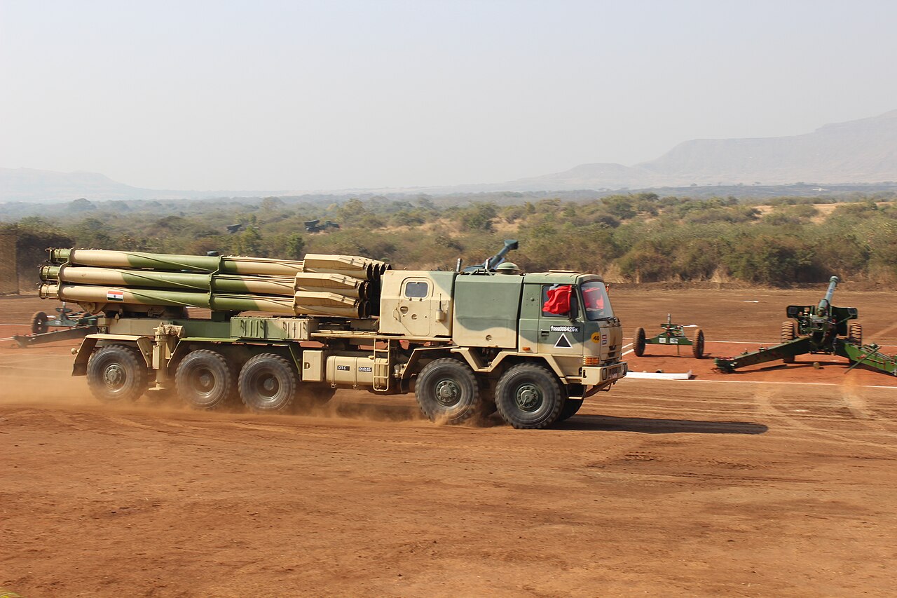 Tatra 815 autocarro 1280px-Haavy_ballistic_launcher_at_Indian_Army_Aviation_Corps_and_Air_Defence_Arty_Joint_Display_Ex