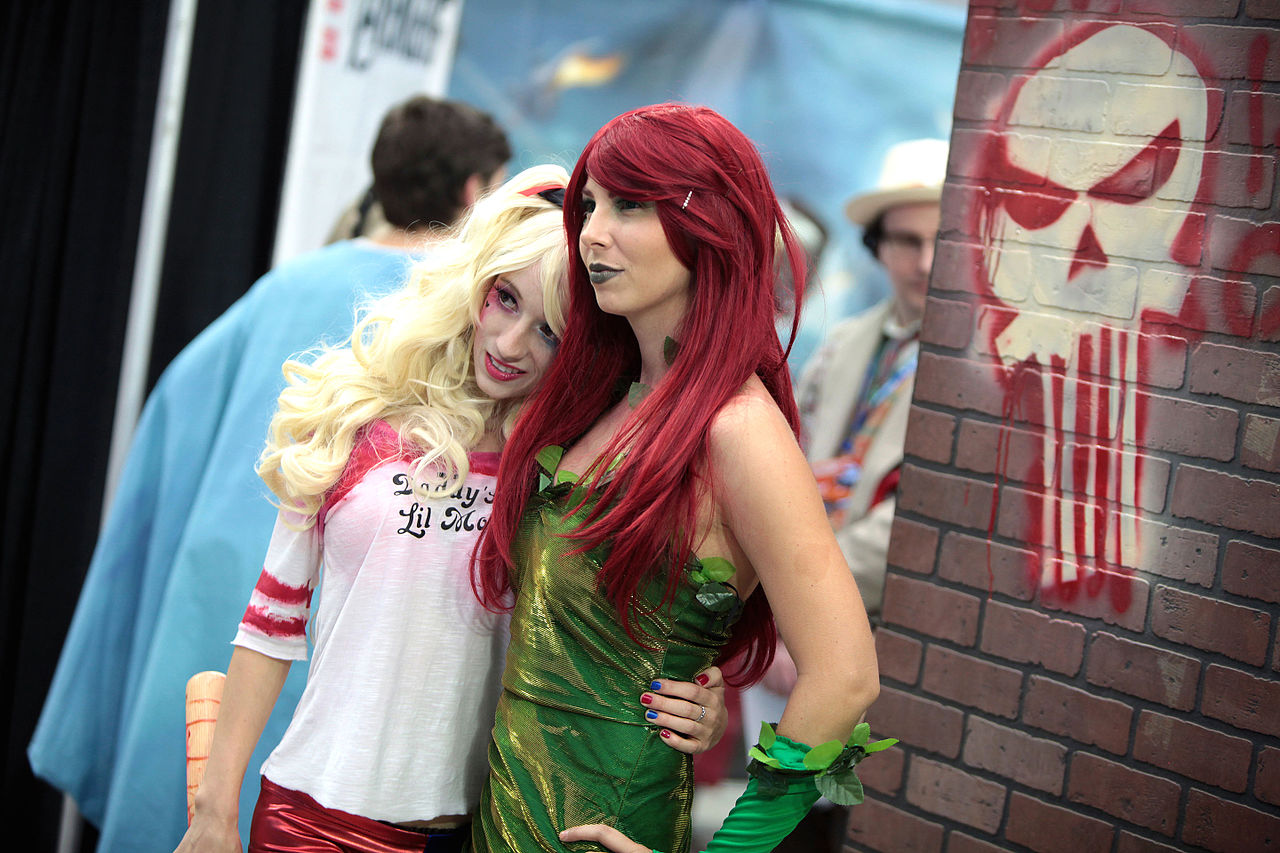 File:Harley Quinn & Poison Ivy cosplayers (23570930136).jpg - Wikipedia