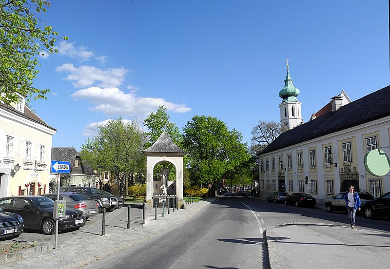 File:Hauptplatz von Grinzing - panoramio.jpg