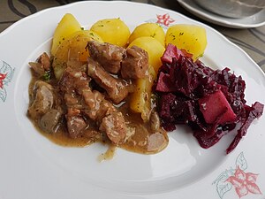 Heidschnuckengulasch mit Heidekartoffeln und Apfelrotkohl