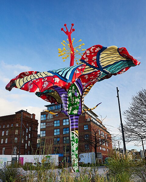 File:Hibiscus Rising sculpture by Yinka Shonibare. LEEDS 2023 (cropped).jpg