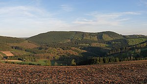 View from the Bracht in the north to the Himberg (left) with its west-southwest shoulder Hoher Lehnberg (right)