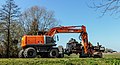 Hitachi ZAXIS 140W graafmachine met benodigdheden.