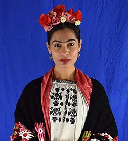 Frida Kahlo szerepében a Homokóra Frida Kahlo vs Salvador Dalí című részében