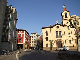Hotel Puerta del Camino en rojo e iglesia de S. Fermín-palazio-.jpg