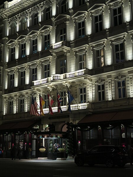 File:Hotel Sacher in Wien bei Nacht 2.jpg