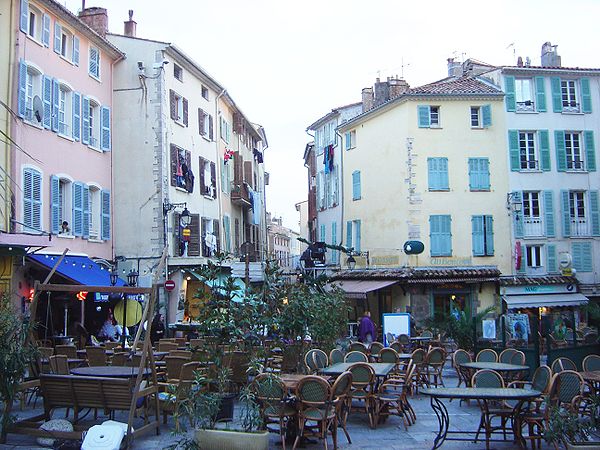 Place Massillon, Hyères