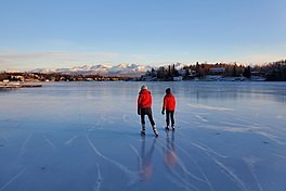 Ice skating di Campbell Danau. Anchorage, Alaska.jpg