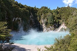 Inferno Kawah Danau di danau tinggi tingkat