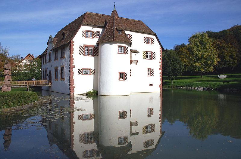 File:Inzlinger Wasserschloss Herbst.jpg