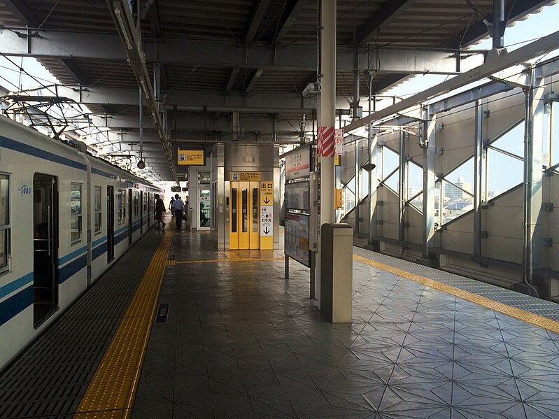 File:Isesaki Station Tobu platforms 20160813.jpg