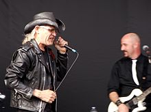 Джеймс Лав (вдясно, на китара), изпълняващ се с Men Without Hats, юни 2011 г.