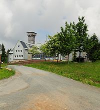 Jugendherberge Klingenthal, dahinter der „Otto Hermann Böhm Turm“