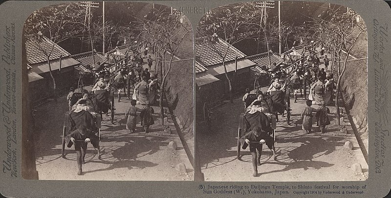 File:Japanese riding to Daijingu Temple, to Shinto festival for worship of Sun Goddess (W.), Yokohama, Japan (1904) by Underwood & Underwood.jpg