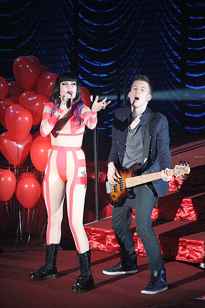 File:Jessie j y su guitarrista.jpg