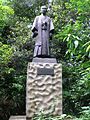 筑波大学附属小学校内の嘉納治五郎像 / 銅像の立地する校内庭園はかつての東京高師の占春園であった。