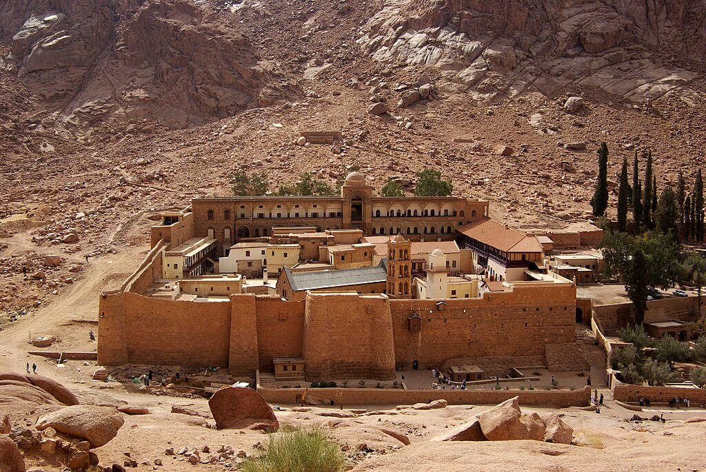 1024px-Katharinenkloster_Sinai_BW_2.jpg