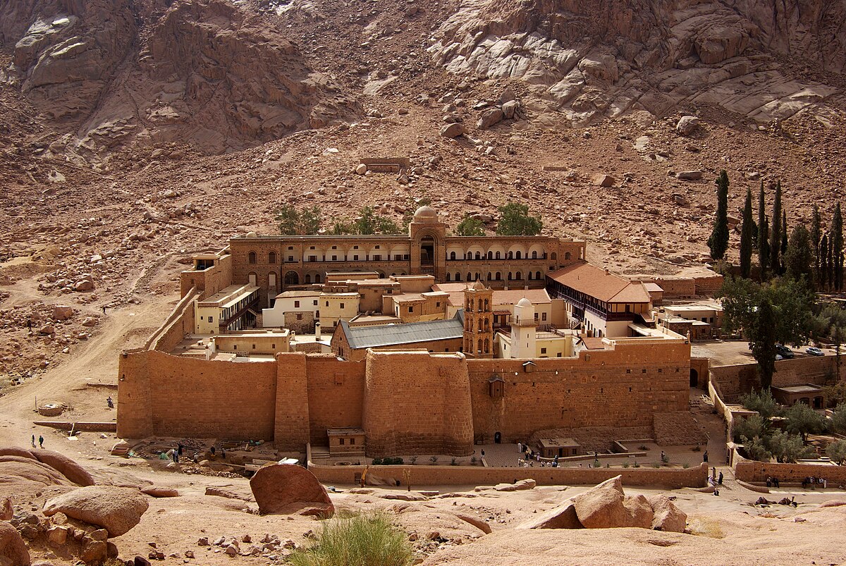 1200px-Katharinenkloster_Sinai_BW_2.jpg