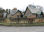 Edinburgh Road Kingscavil Cottages, einschließlich des ehemaligen Schulhauses