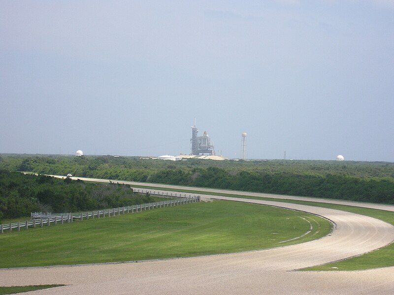 File:LC39B-Discovery-July-6-2005.jpg