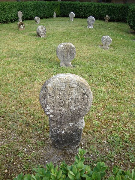 File:Lacommande (Pyr-Atl, Fr) stèle avec un coin du cimetière.JPG