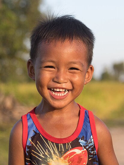Một cậu bé đang cười, vào giờ vàng ở Don Det, Si Phan Don, Lào Hình: Basile Morin