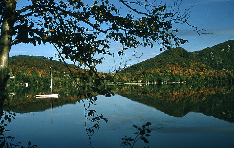 File:Laurentides Lac Automne.jpg