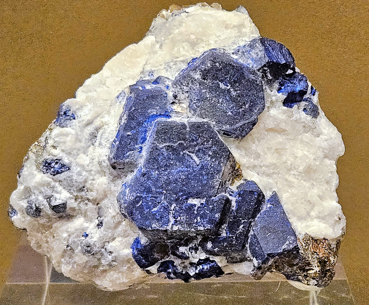 File:Lazurite in calcite NHMLA.png