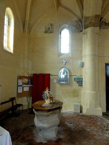 File:Le Mesnil-en-Thelle (60), église Saint-Michel, bas-côté nord, 1ère travée (base du clocher), vue vers le nord.jpg