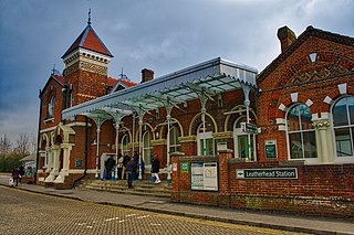 <span class="mw-page-title-main">Leatherhead railway station</span> Railway station in Surrey, England