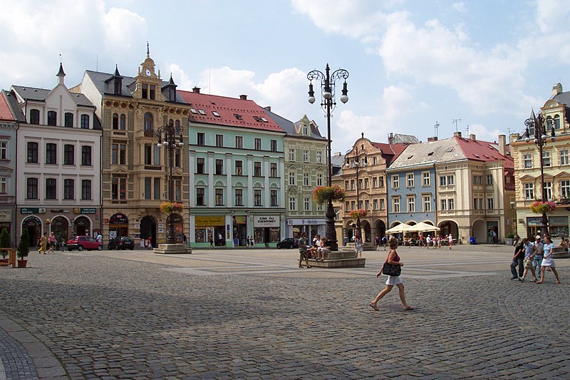 File:Liberec, náměstí, zástavba.jpg